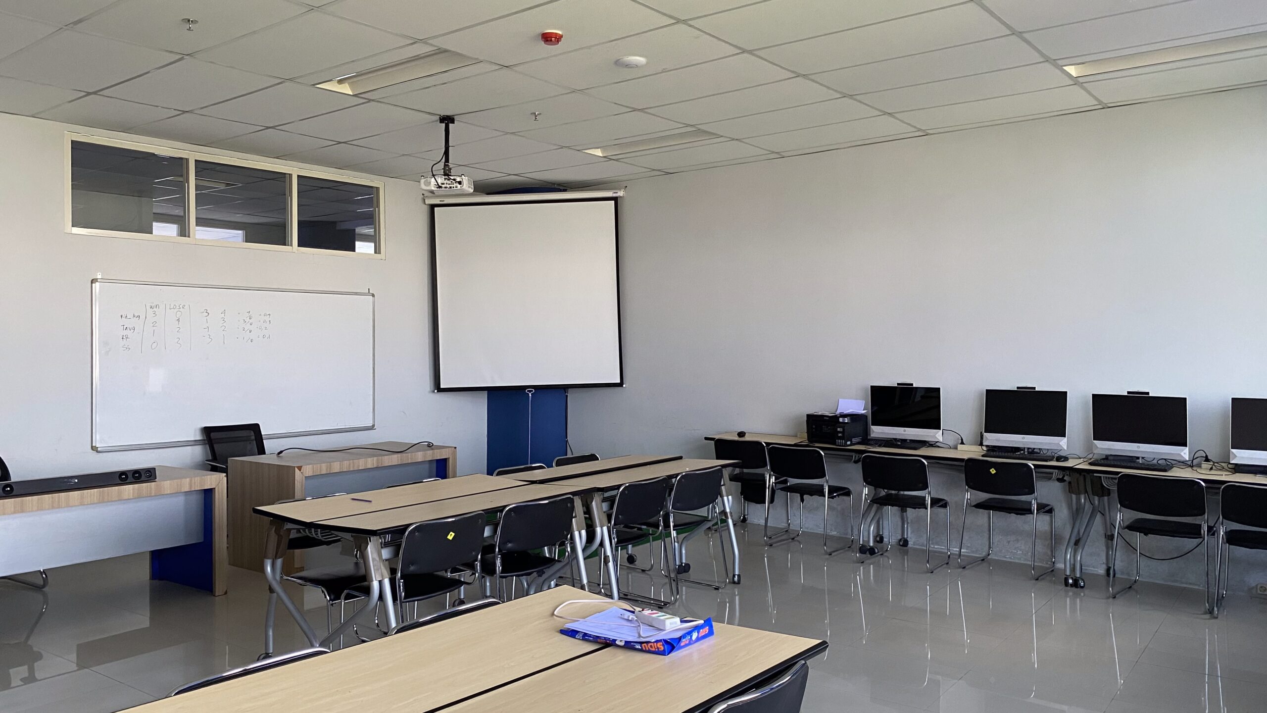 Sisi kanan tengah Ruang LAB DT