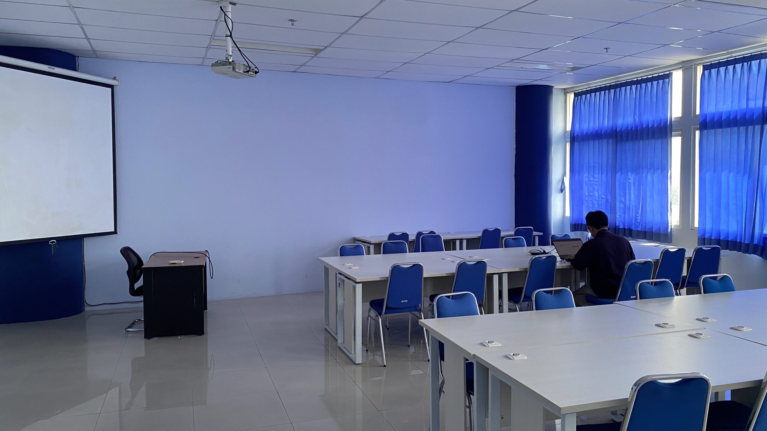 Sisi bagian tengah belakang Ruang LAB BA