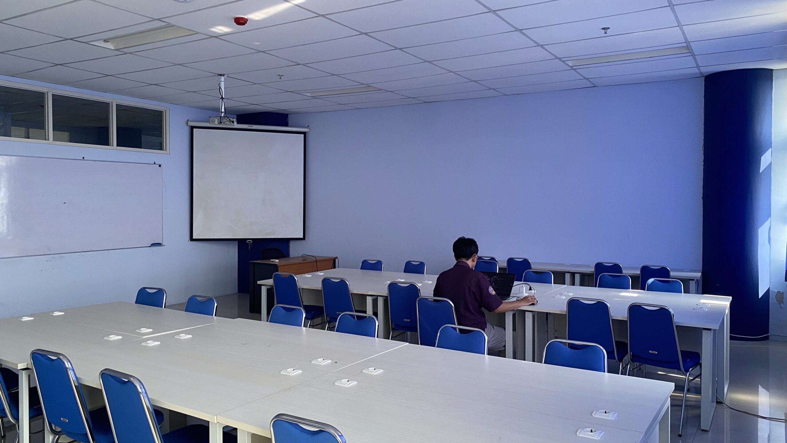 Sisi bagian depan kanan Ruang LAB BA