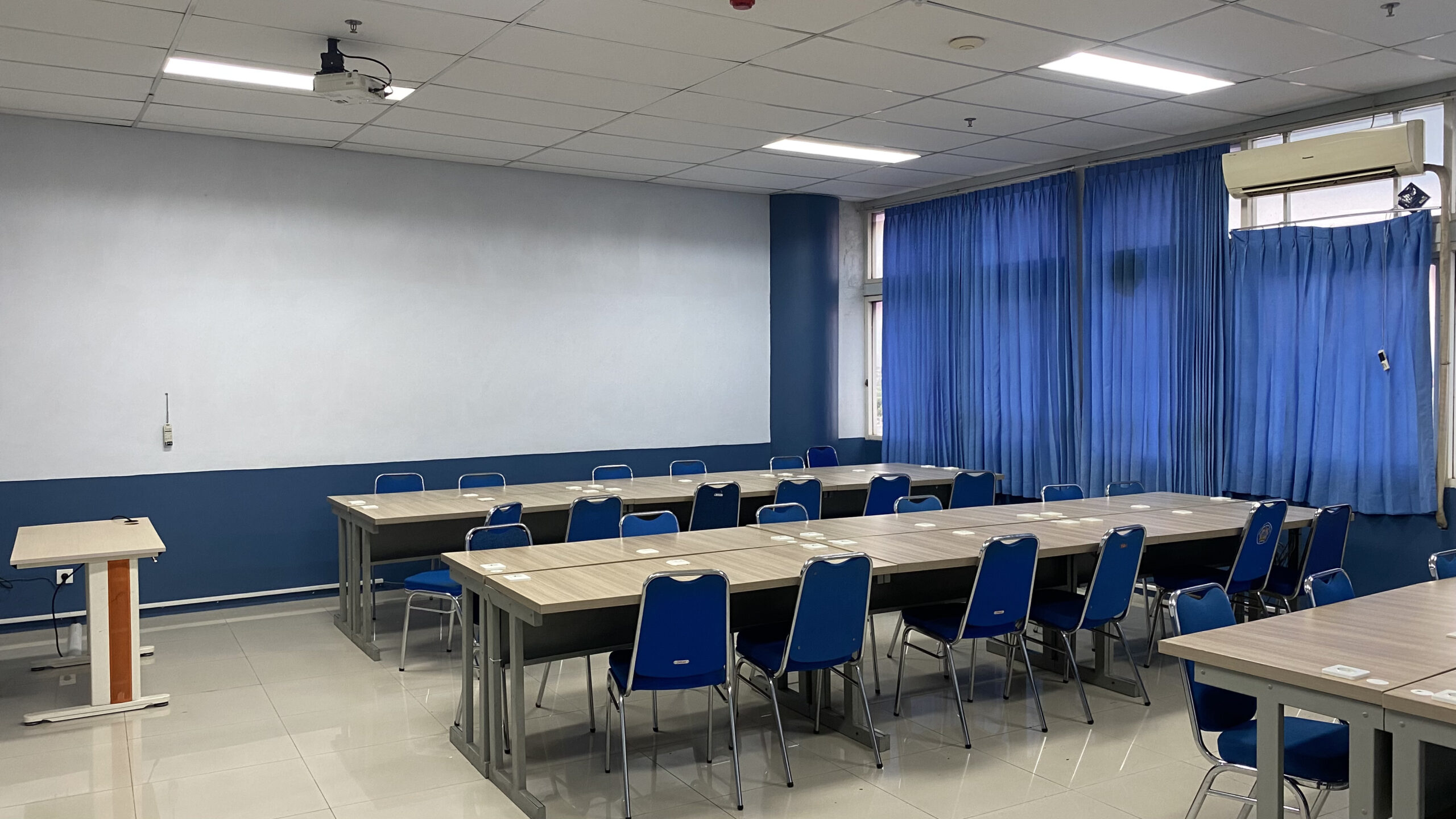 Sisi Belakang Kanan Ruang LKJ