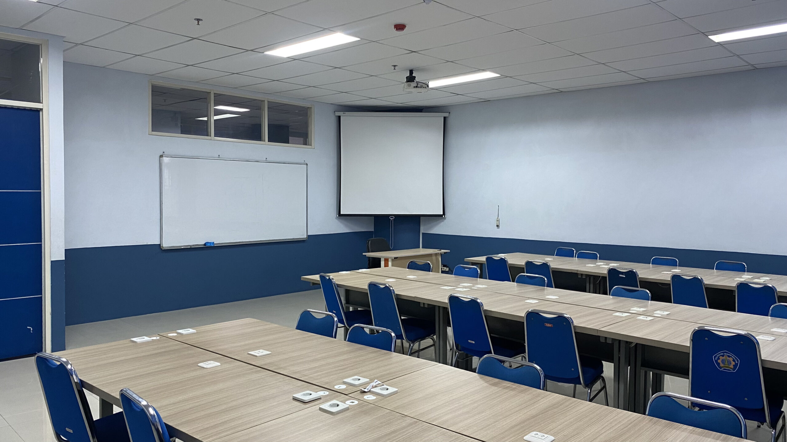 Sisi Depan Kanan Ruang LKJ