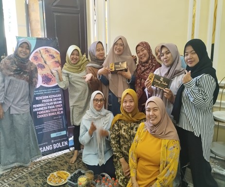 Politeknik Negeri Malang Dampingi UMKM Pandawa Food dan Cookies Bunulrejo Tingkatkan Brand Awareness Melalui Redesign Kemasan Produk