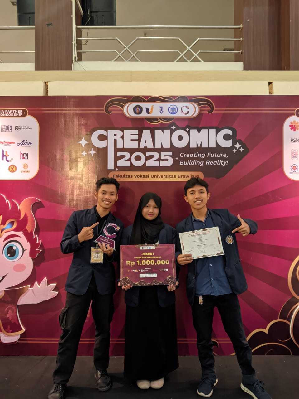 Mahasiswa Jurusan Teknologi Informasi kembali menorehkan prestasi membanggakan dalam ajang CREANOMIC 2025 yang diselenggarakan oleh BEM Fakultas Vokasi Universitas Brawijaya.