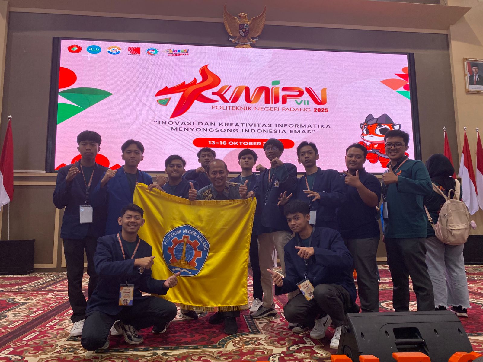 Jurusan Teknologi Informasi Politeknik Negeri Malang berhasil meraih juara 2 umum pada Kompetensi Mahasiswa Informatika Politeknik Nasional (KMIPN) 2025 yang berlangsung pada tanggal 13 – 16 Oktober 2025 di Politeknik Negeri Padang dengan perolehan 1 emas, 1 perak dan 1 perunggu